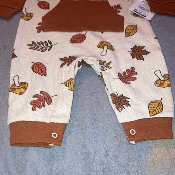 Leaves Romper, Boy or Girl, 3 to 6 months, Brand New, Tags Attached - Picture 4 of 5